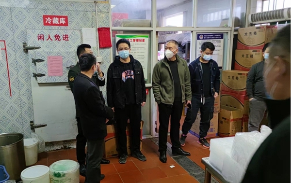 對酒店后廚進(jìn)行檢查.jpg